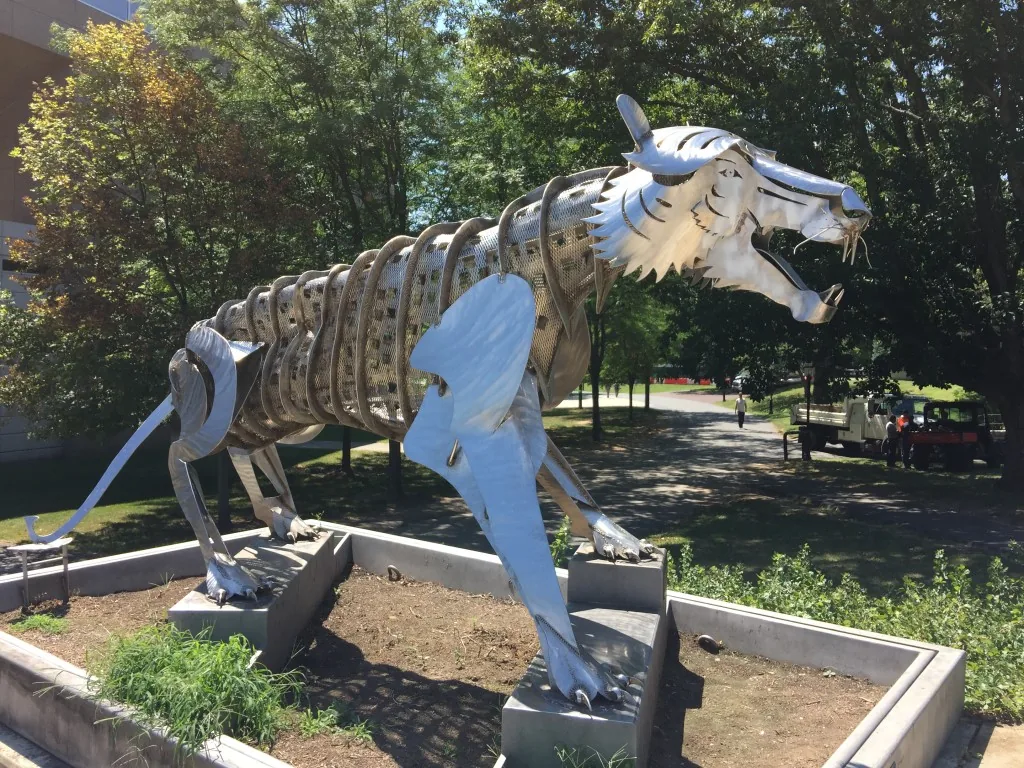 Image: Mechanical tiger in front of the gymnasium — almost robotic
